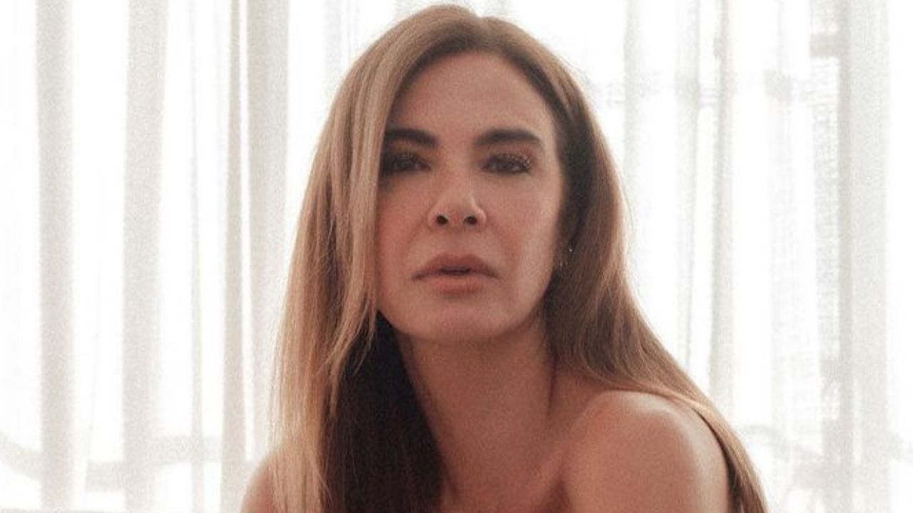 Apenas de jeans, Luciana Gimenez faz topless e quase deixa escapar demais: “Espetacular”
