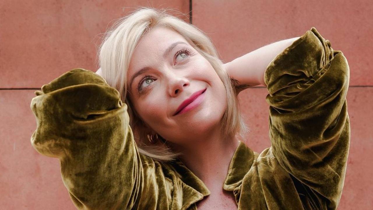 Com look soltinho, Luiza Possi abre a jaqueta e deixa barrigão de oito meses à mostra: “Esperando a hora”