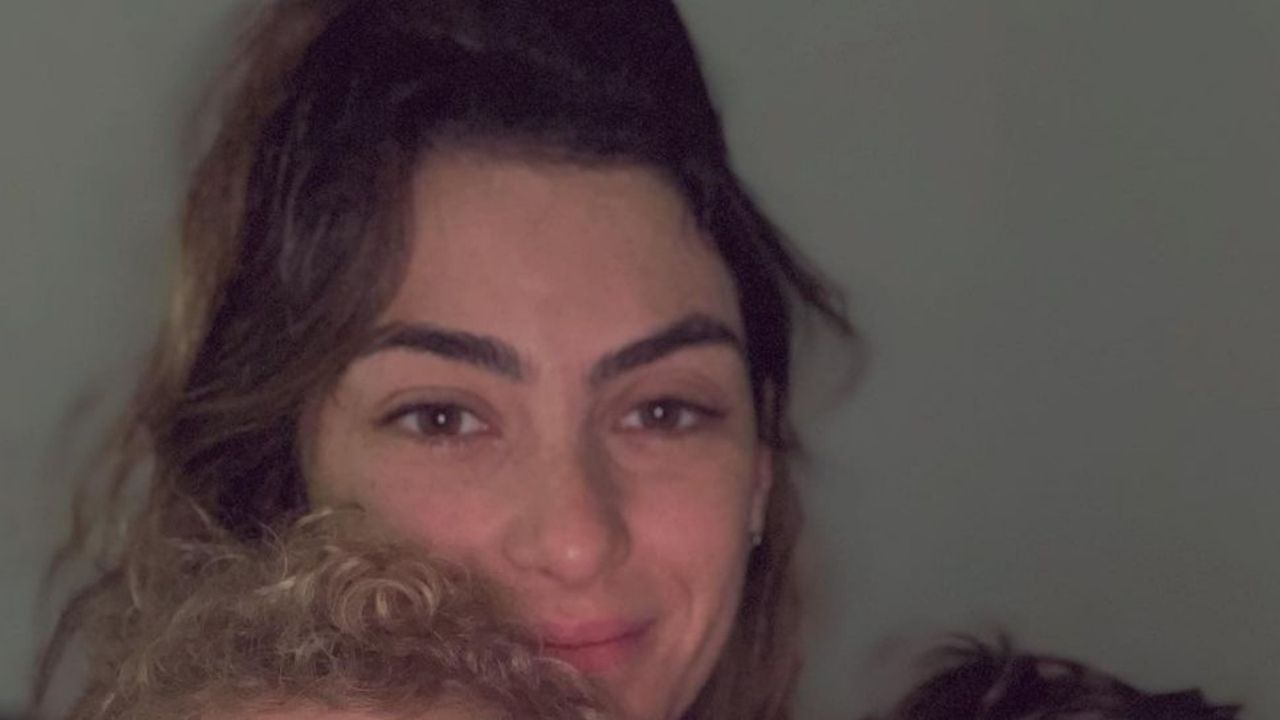 Mãe de três, Mariana Uhlmann desabafa sobre a maternidade após noite com o filho doente: “A cabeça explode”