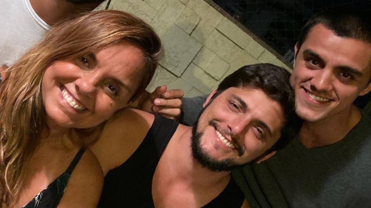 Vovó babona, mãe de Bruno Gissoni e Felipe Simas encanta web ao posar com netinhas: “Minhas pituquinhas”
