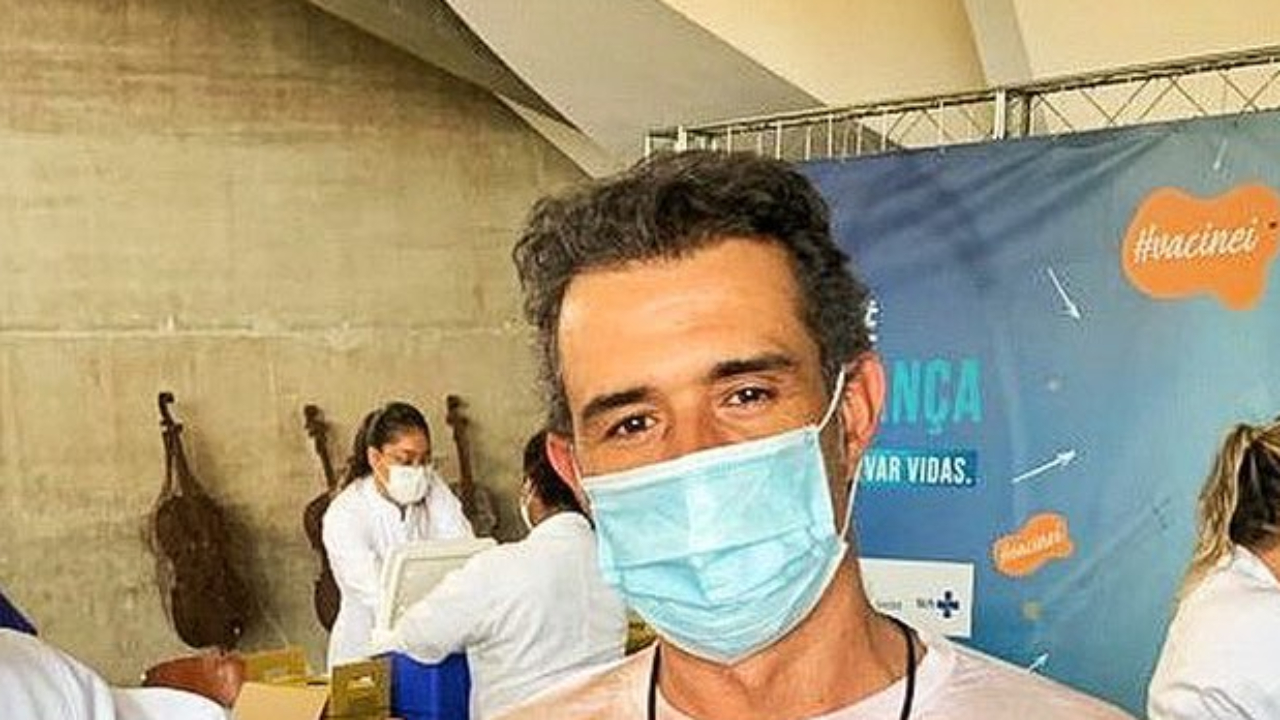 Ousadia! Marcos Pasquim exibe ‘tanquinho’ durante vacinação contra Covid-19: ”Atendendo pedidos”