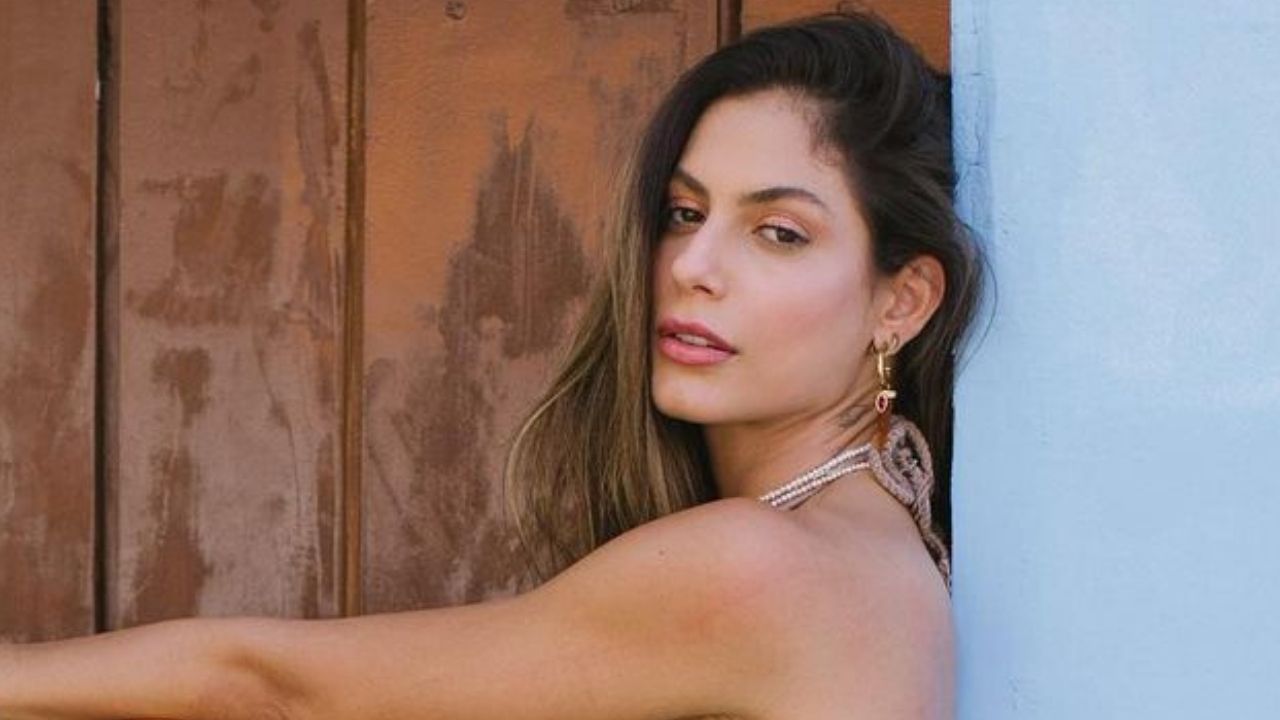 No Pelourinho, ex-BBB Mari Gonzalez elege biquíni de crochê e seguidores passam mal: “Surreal”