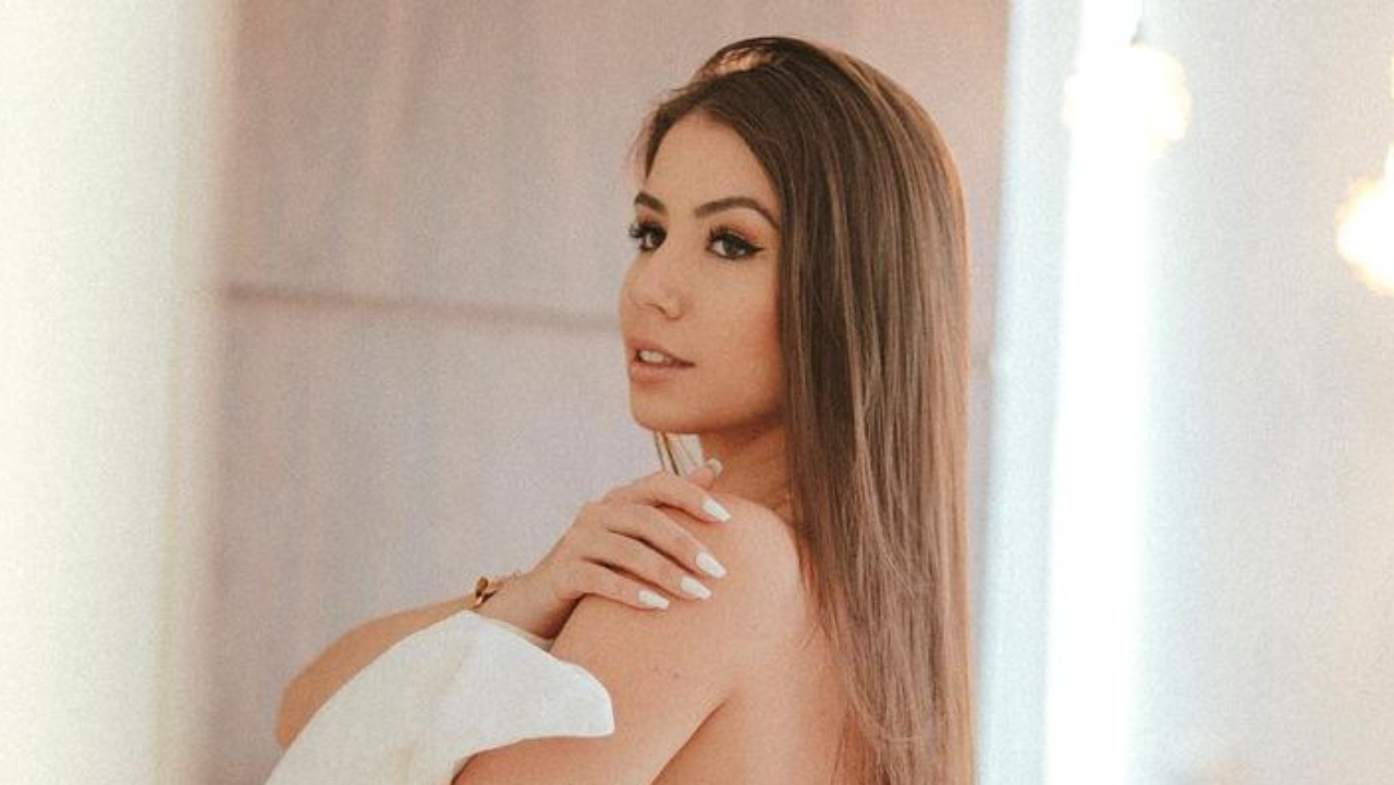 Com shortinho colado, ex de Whindersson, Maria Lina dispensa parte de cima e ousa fazendo topless: “Lindíssima”