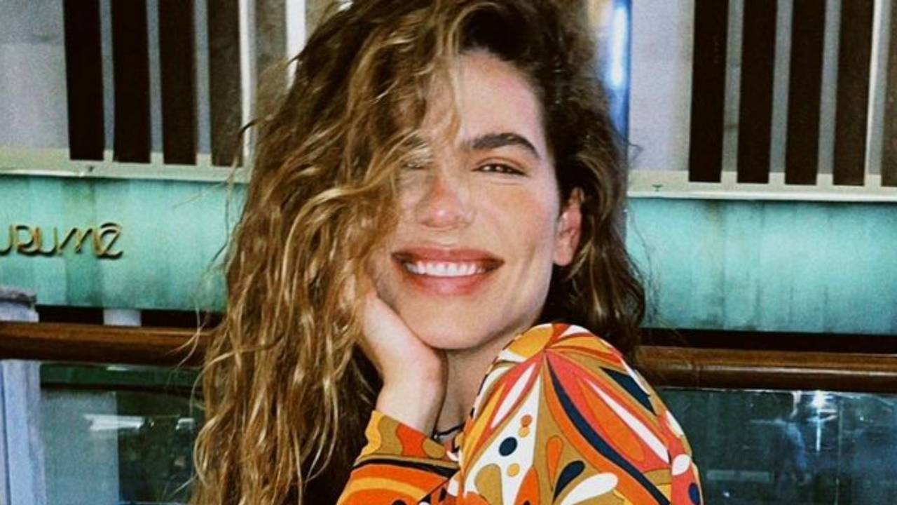 Mariana Golfarb deixa popa do bumbum ‘escapar’ ao posar com vestido de fenda profunda: “Ousada”