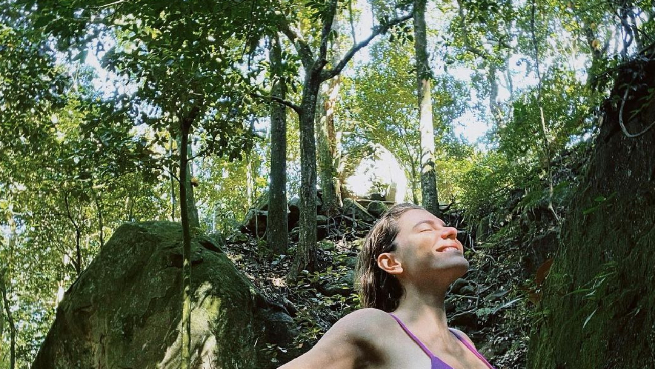 De biquíni fininho, Mariana Goldfarb ostenta corpão esbelto e fãs apontam detalhe inusitado: ”Como é bonito”