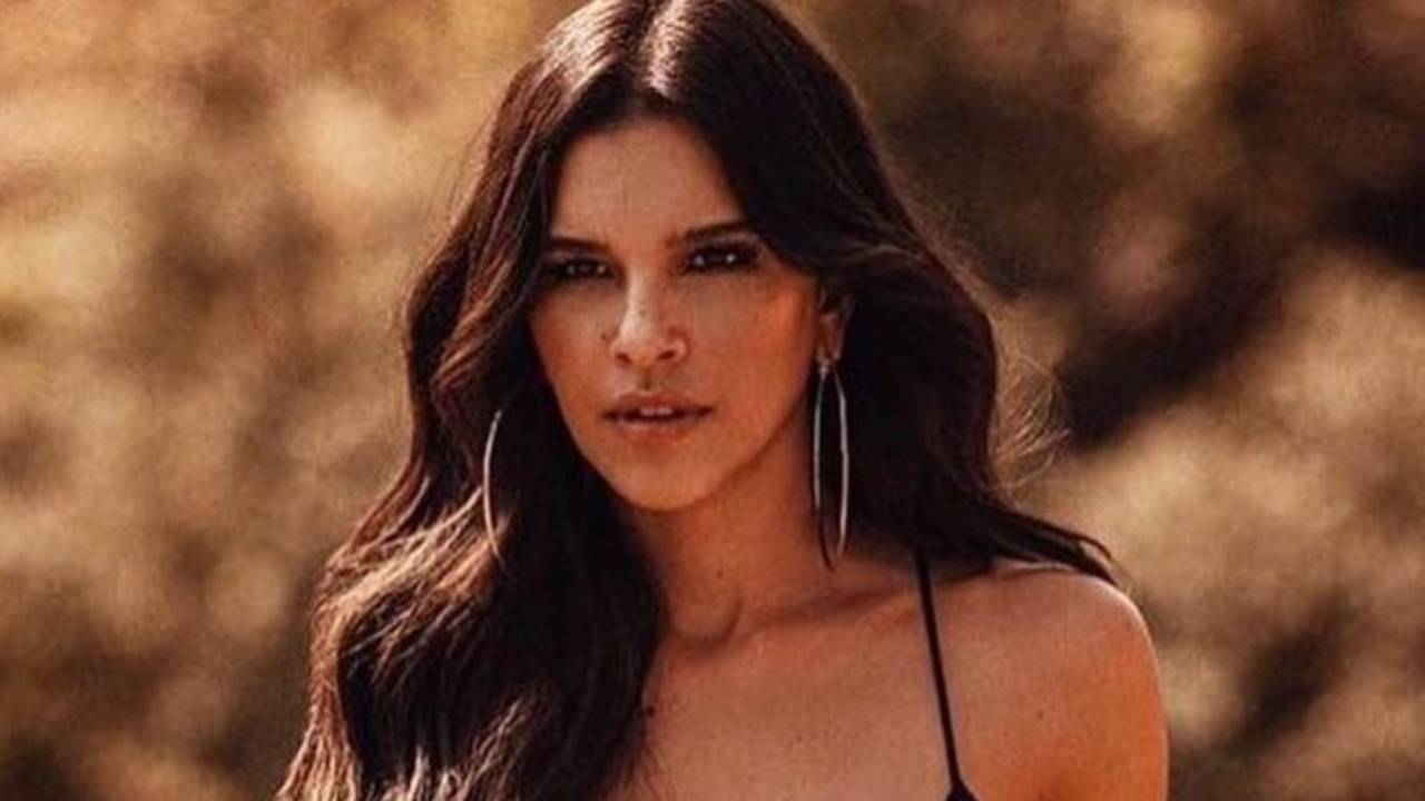 De micro top, Mariana Rios deixa parte dos seios ‘escapar’ e quase mostra demais em clique sensual: “Furacão”
