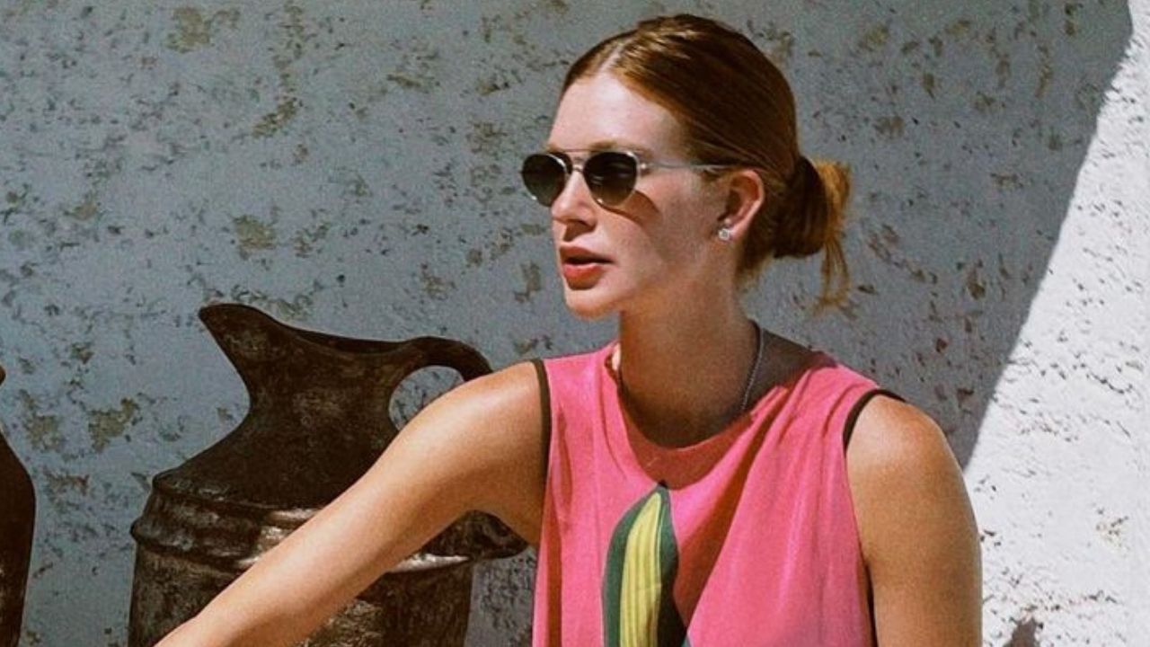 De pernas abertas, Marina Ruy Barbosa posa com vestido aberto dos lados e choca a web: “Divina”