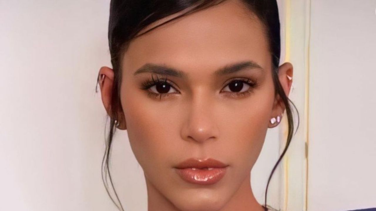 Mulherão! Em Paris, Bruna Marquezine mostra elege look holográfico coladíssimo e deixa corpão em evidência