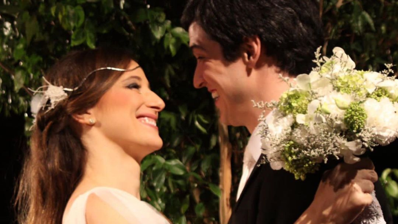 Mateus Solano celebra dez anos de casamento e relembra início da relação: ”Era pra ter sido um beijo técnico”