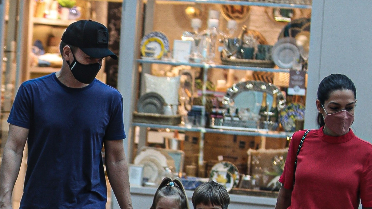 Thais Fersoza e Michel Teló curtem passeio no shopping em família e beleza dos filhos chama a atenção