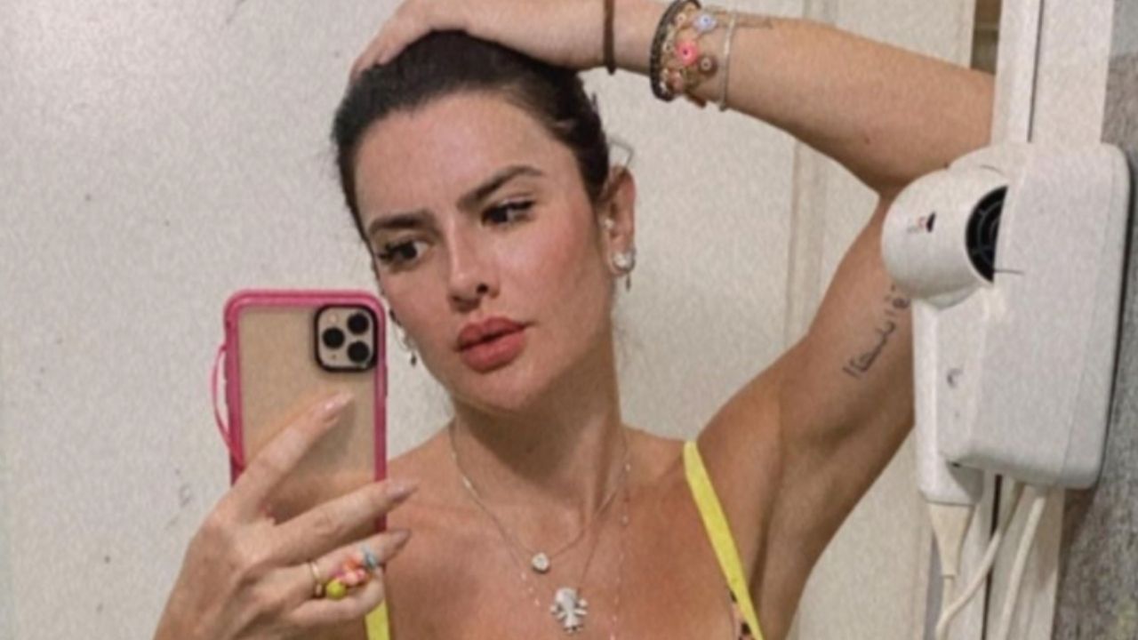 Aos 38 anos, Mirella Santos posa de biquíni na frente do espelho e corpo choca: “Surra nas novinhas”