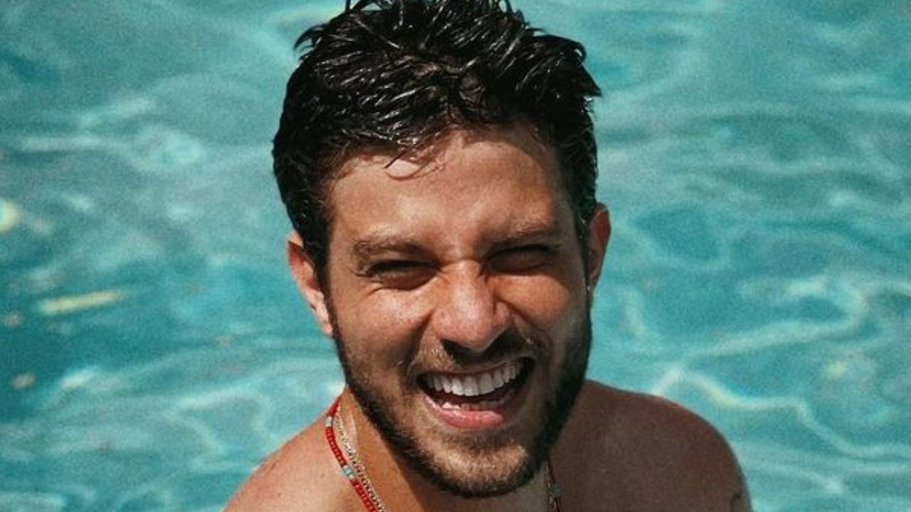 Na piscina, Chay Suede exibe abdômen sarado e deixa os seguidores babando: “Que homem”
