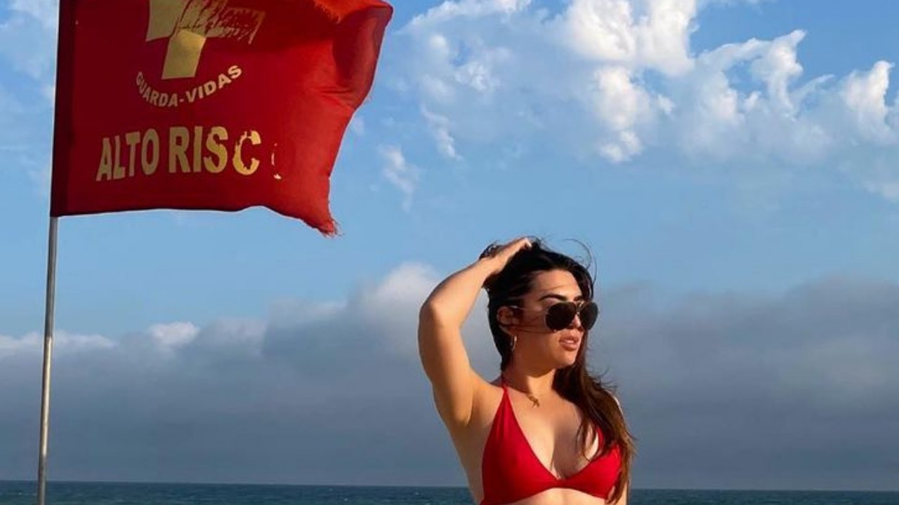 Com biquíni cavado, Naiara Azevedo exibe curvas impressionantes à beira-mar e fãs babam: “Chama o salva-vidas”