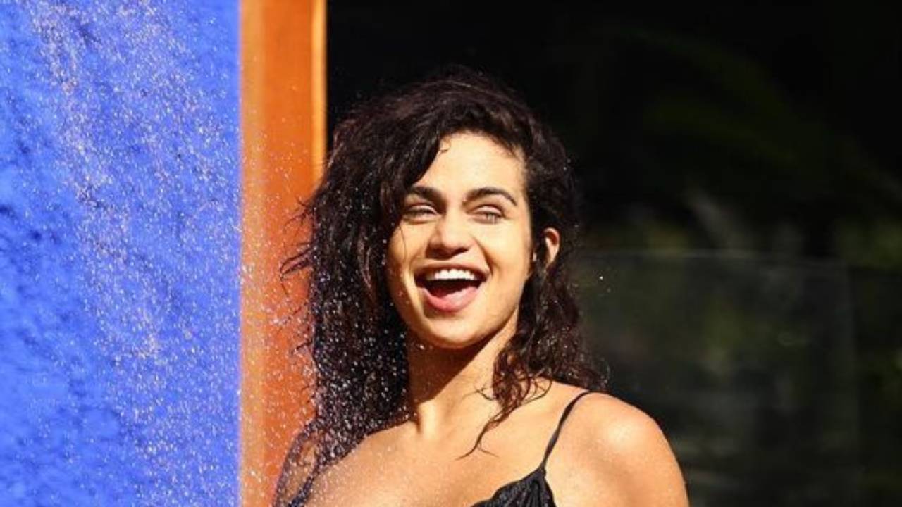 Só de biquíni, Nanda Costa coloca o barrigão de sete meses para jogo durante banho de mangueira: “Lindeza”