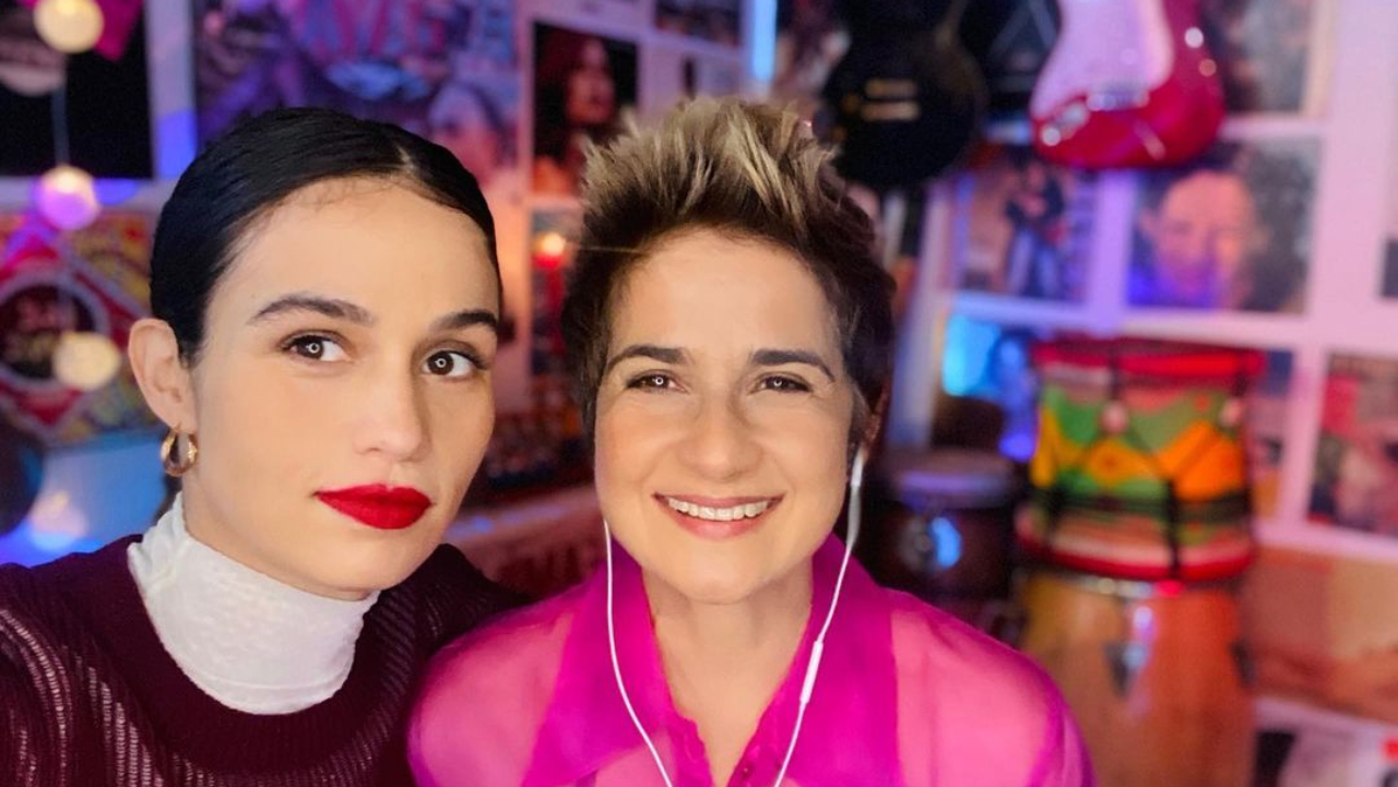 Grávida, Nanda Costa fala sobre reação da esposa, Lan Lanh, ao ver sua barriga crescer: ”Horas acariciando”