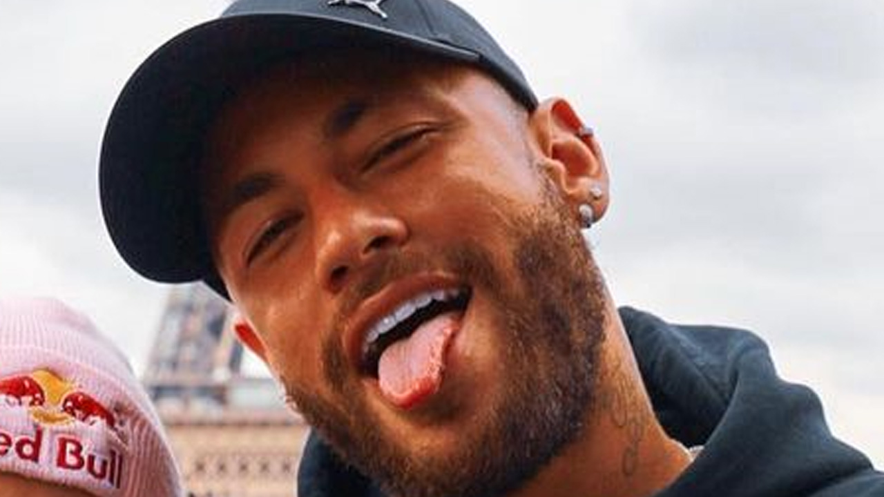 Neymar Jr. ironiza críticas sobre estar “fora de forma” e mostra tanquinho: “Gordinho bom de bola”