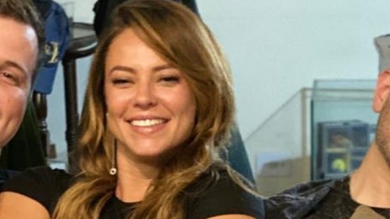 Paolla Oliveira faz raríssima aparição coladinha nos três irmãos e fãs questionam: “Cadê a semelhança?”