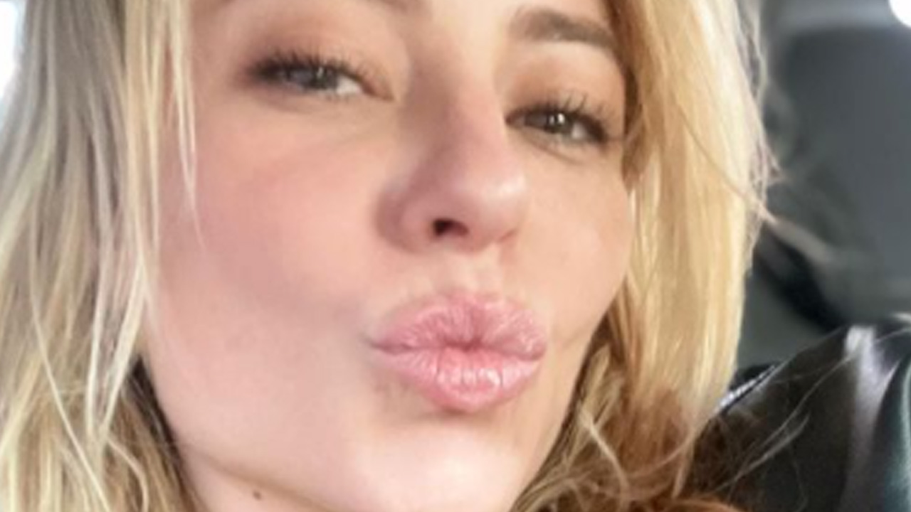 Paolla Oliveira posa ao natural enquanto toma sol e beleza sem retoques agrada: “Luz própria”