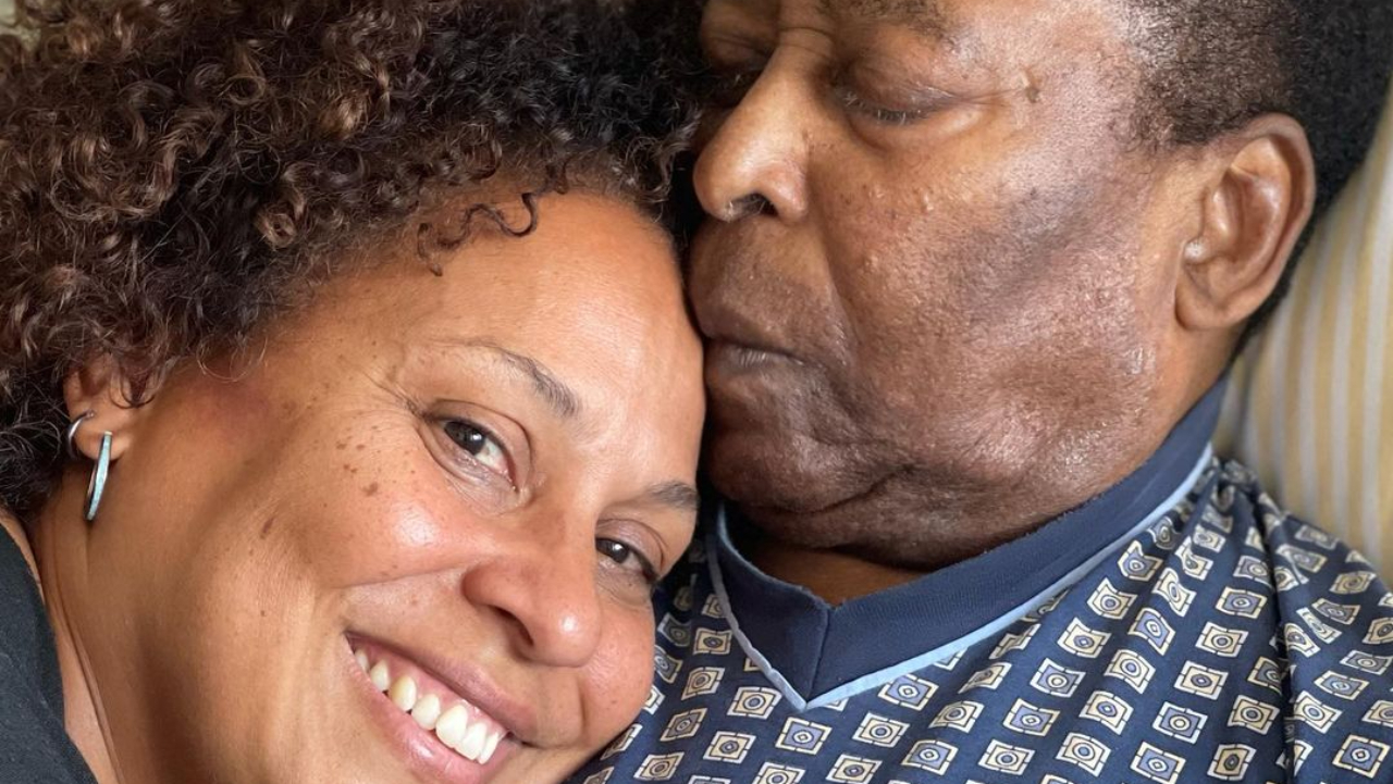Após cirurgia para retirada de tumor, filha de Pelé anuncia volta pra casa do ex-jogador: “Ele está mais forte”