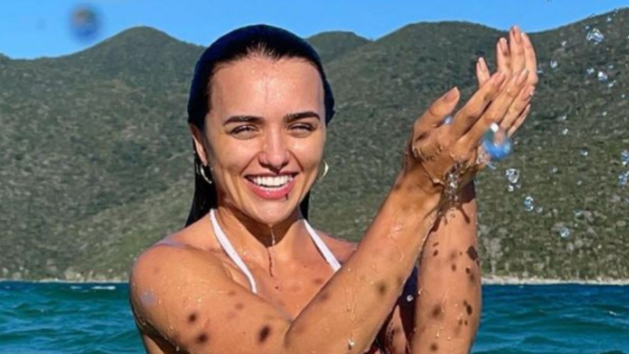 De biquíni branco, ex-BBB Rafa Kalimann exibe corpo torneado e fãs perdem a linha: “Ê fartura”