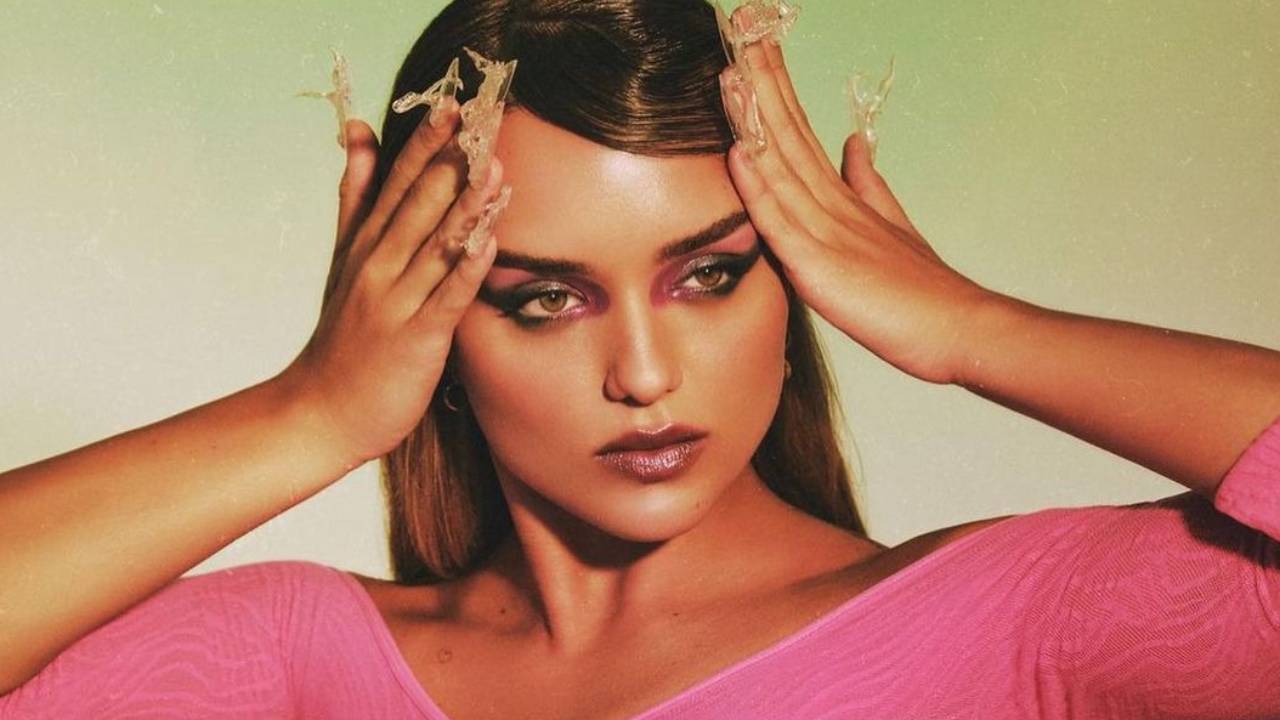 Sem sutiã e calcinha, ex-BBB Rafa Kalimann aposta em vestido transparente e web vai à loucura: “Eita porr*”