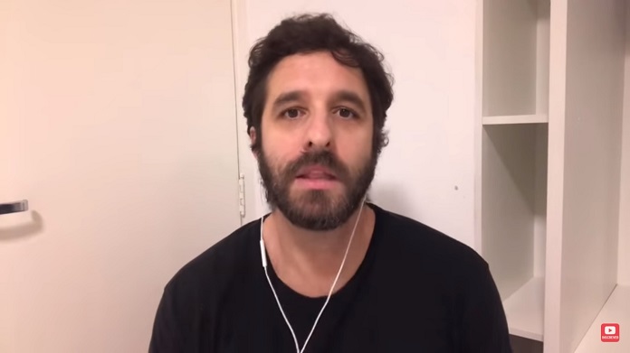Humorista Rafinha Bastos explica motivo de não criticar artistas brasileiros