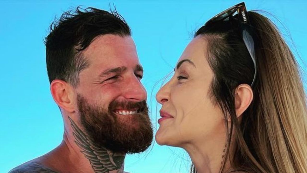 Recém-casados, Cleo e marido posam agarradinhos e mão boba chama a atenção: “Privilegiado”
