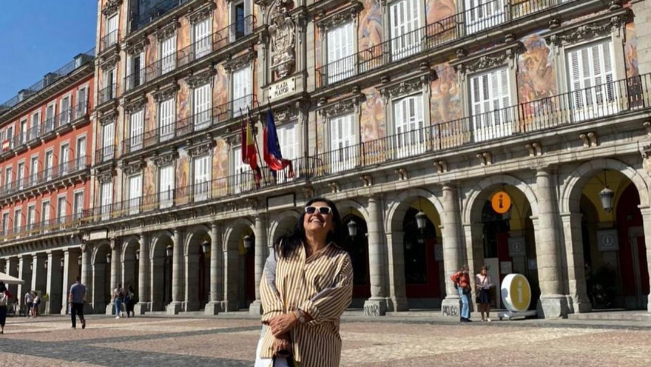 Após quarentena intensa, Regina Casé viaja para a Espanha e desabafa: “Ainda é muito estranho”