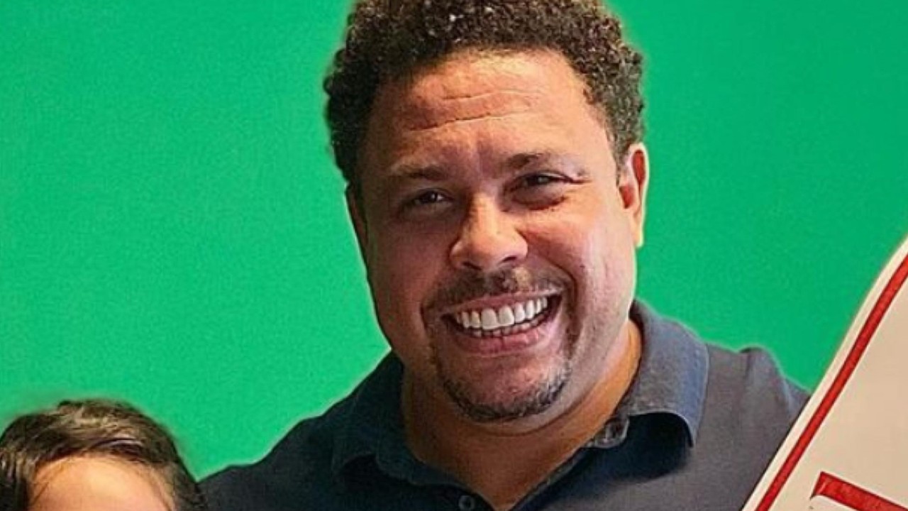 Ronaldo ganha skate de presente de Rayssa Leal e reage: “Ainda bem que veio sem rodinha!”