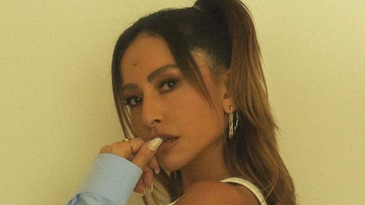De vestido coladinho, Sabrina Sato deixa coxas torneadas à mostra e seguidores se agitam: “Espetacular”