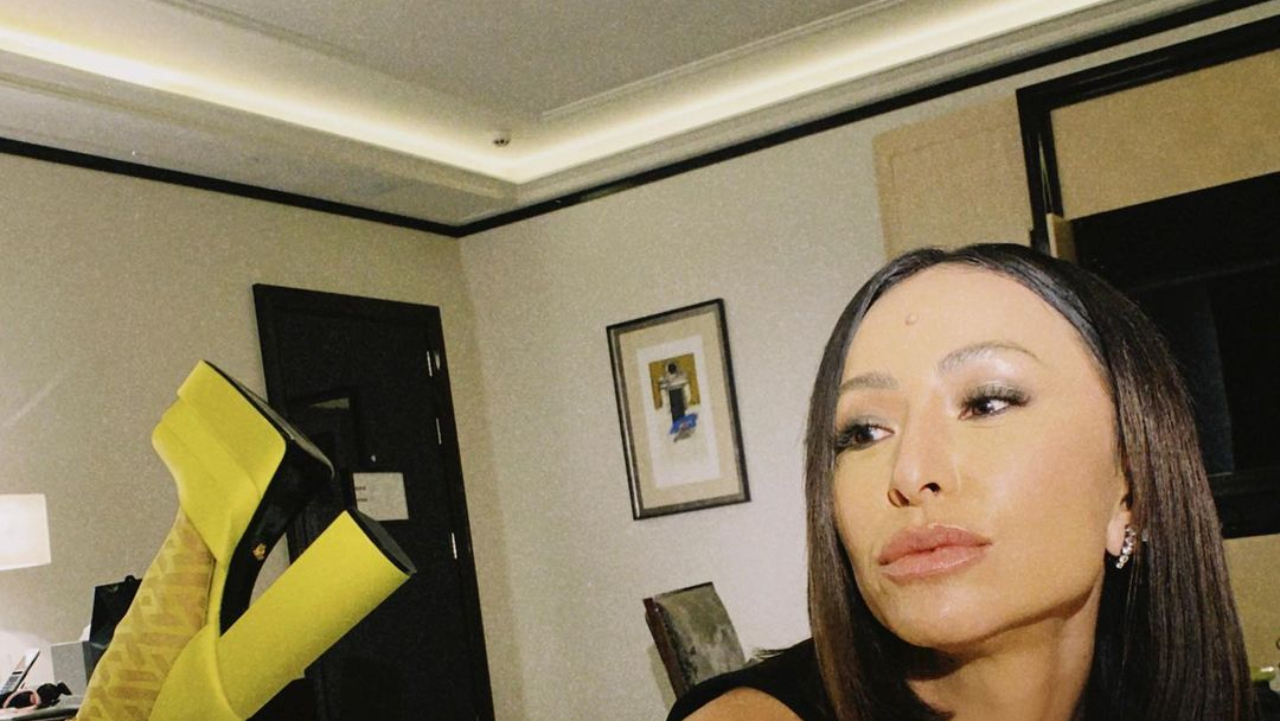 Com look deslumbrante, Sabrina Sato dispensa sutiã e decote profundo deixa fãs babando: ”Poderosa demais”