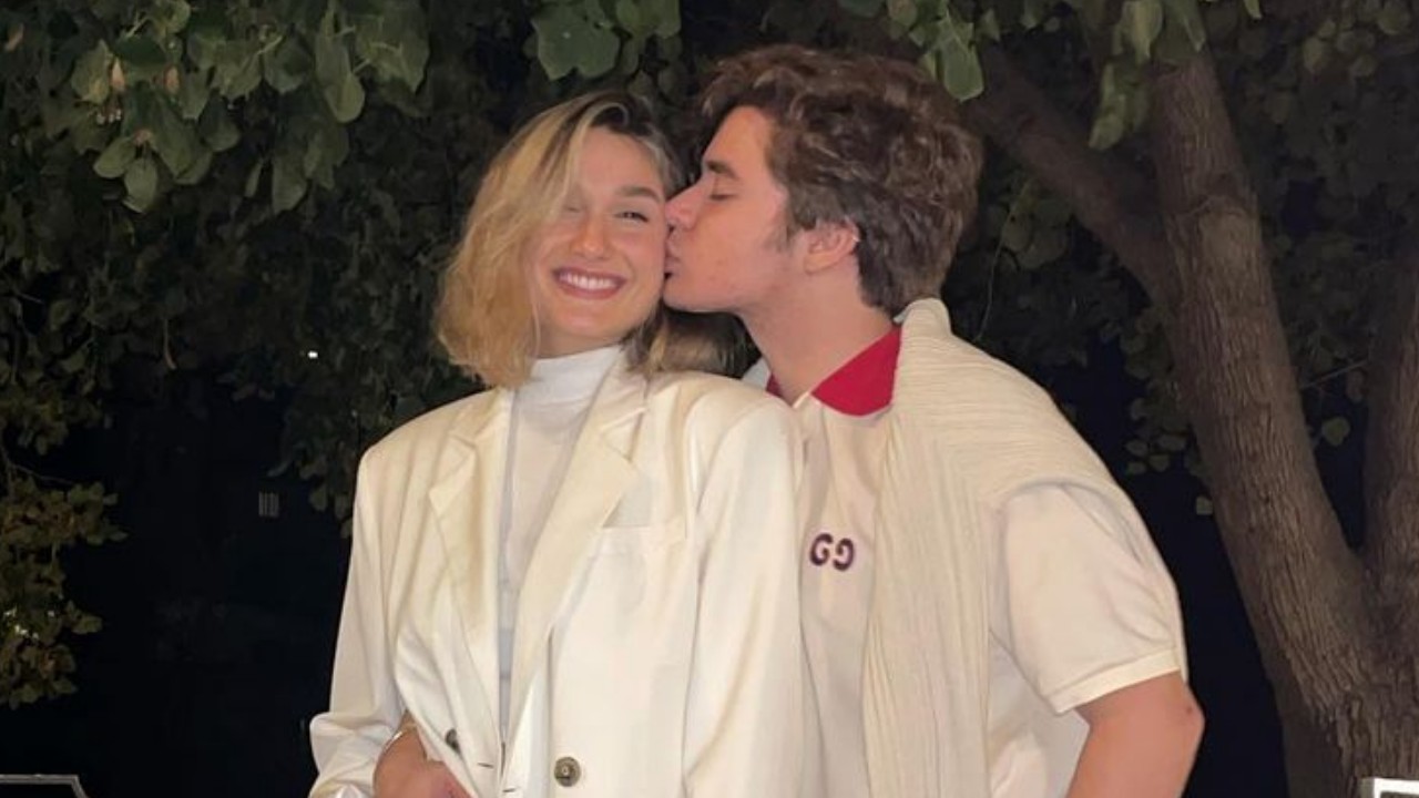 Sasha Meneghel diz se perder no olhar de João Figueiredo ao celebrar bodas de chocolate: “Te amo para sempre”