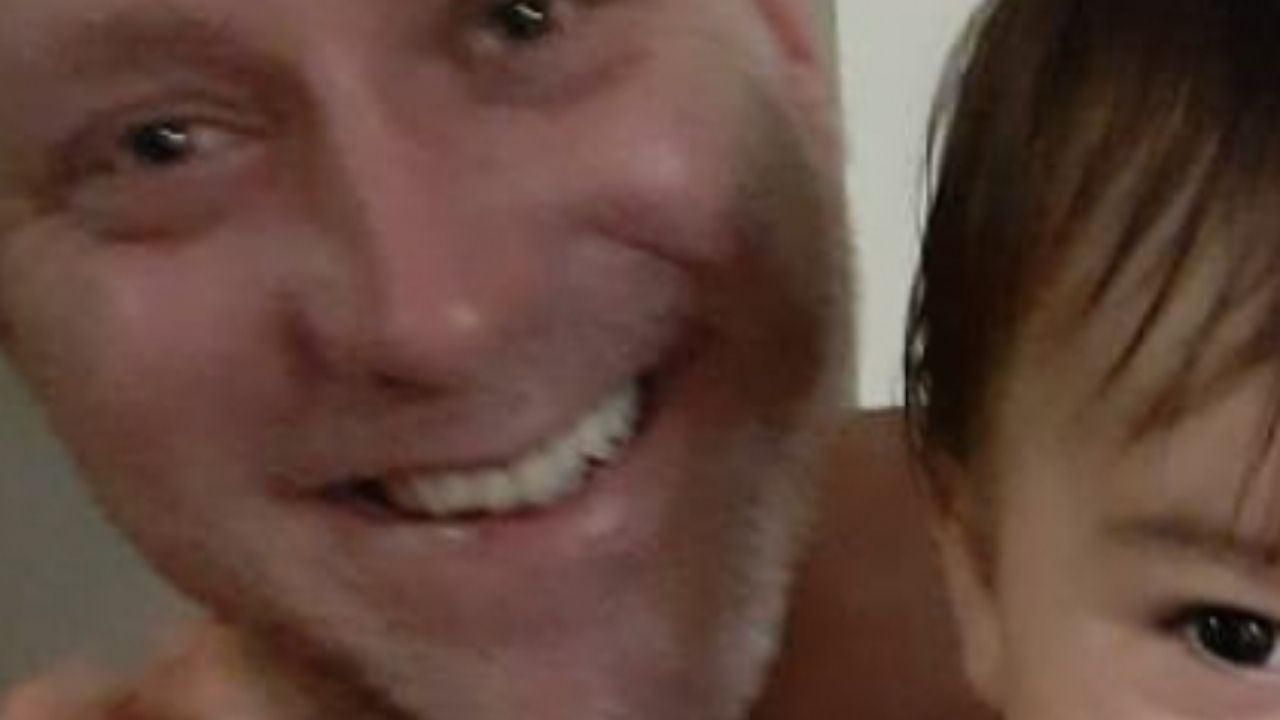 Lembra dele? Sérgio Hondjakoff posa sorridente com o filho e se declara à esposa: “Mãe zelosa”