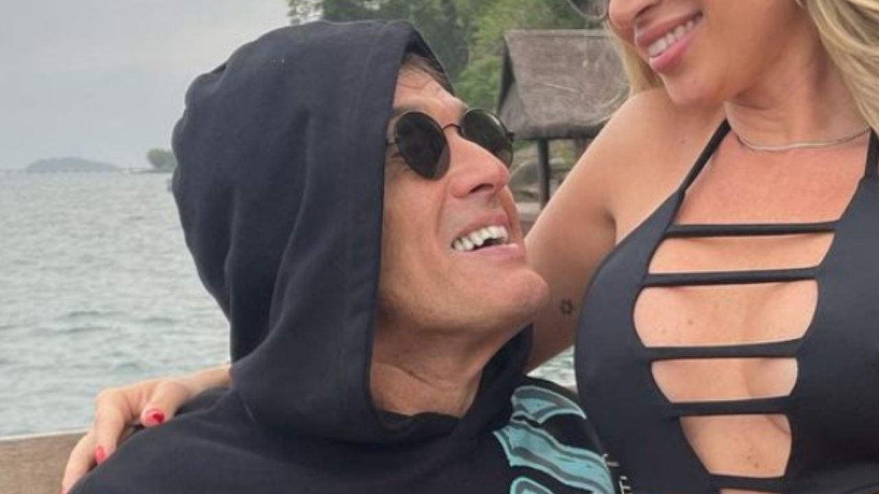 Apaixonado, Sérgio Mallandro posa com a namorada gatíssima e se declara: “Muito glu-glu”
