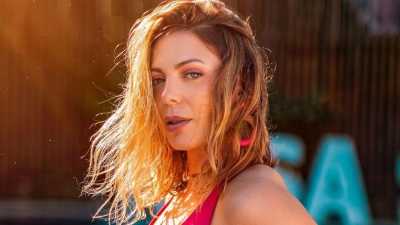 Aos 41 anos, Sheila Mello exibe corpo perfeito em clique de maiô cavado: “Pegando fogo”