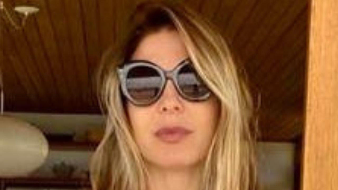 Sheila Mello posa de biquíni exibindo corpão escultural e deixa web babando: “Que mulherão”
