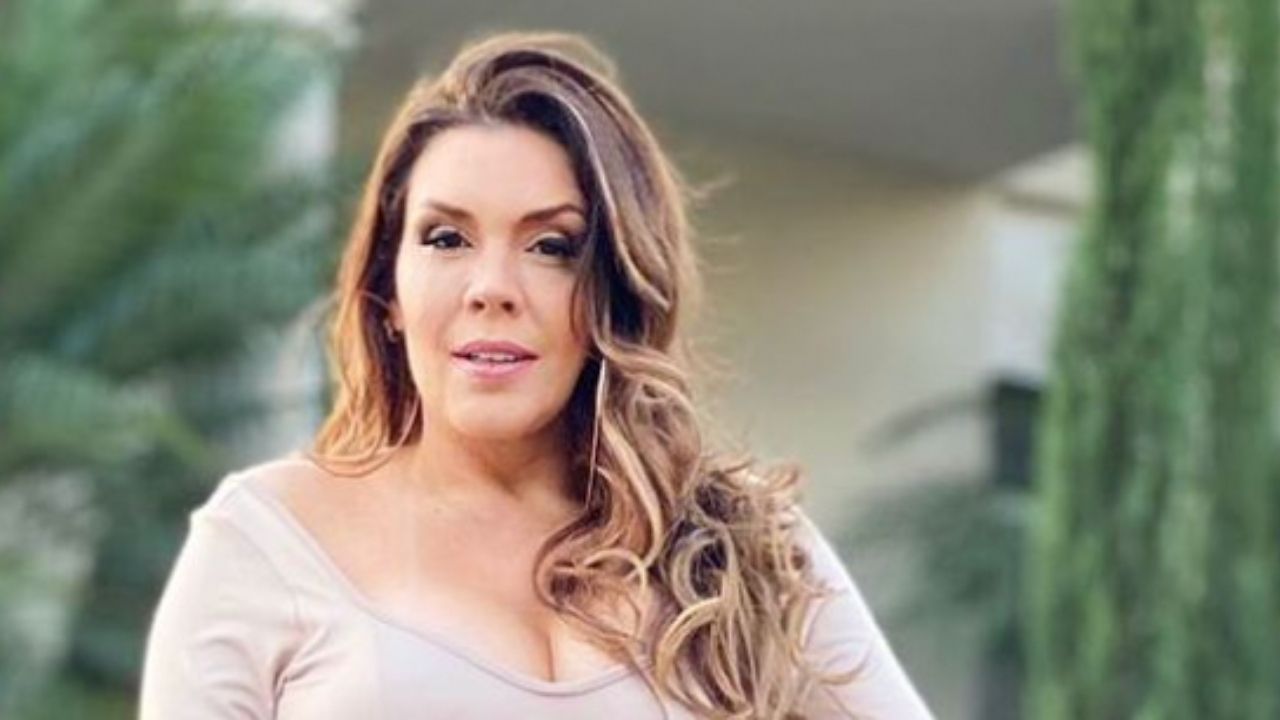 Aos 45 anos, Simony elege vestido curtíssimo e arremata look com bolsa de luxo: “Perfeita”
