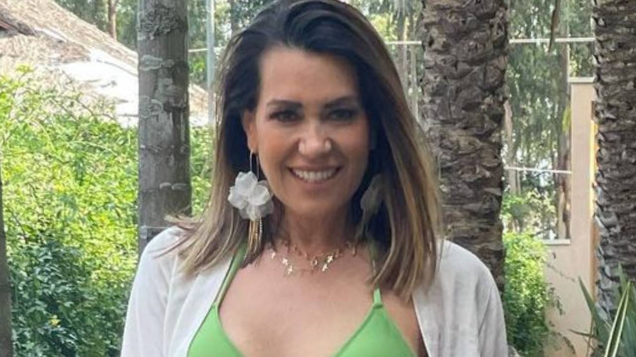 Aos 58 anos, Solange Frazão surge só de biquíni e choca a web com barriga trincadíssima: “Quero ser assim”