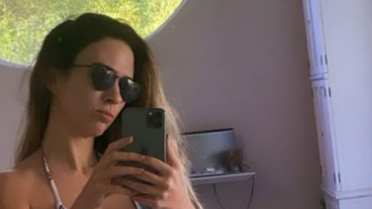 Em clique raro, Tatá Werneck monta look com biquíni e short e barriga lisinha choca: “Não combinamos roupa”