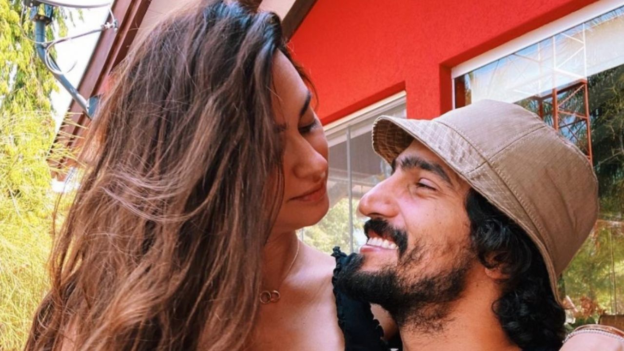 Grávida, Thaila Ayala causa ao aparecer em clique ousado no colo de Renato Góes: “Que química”