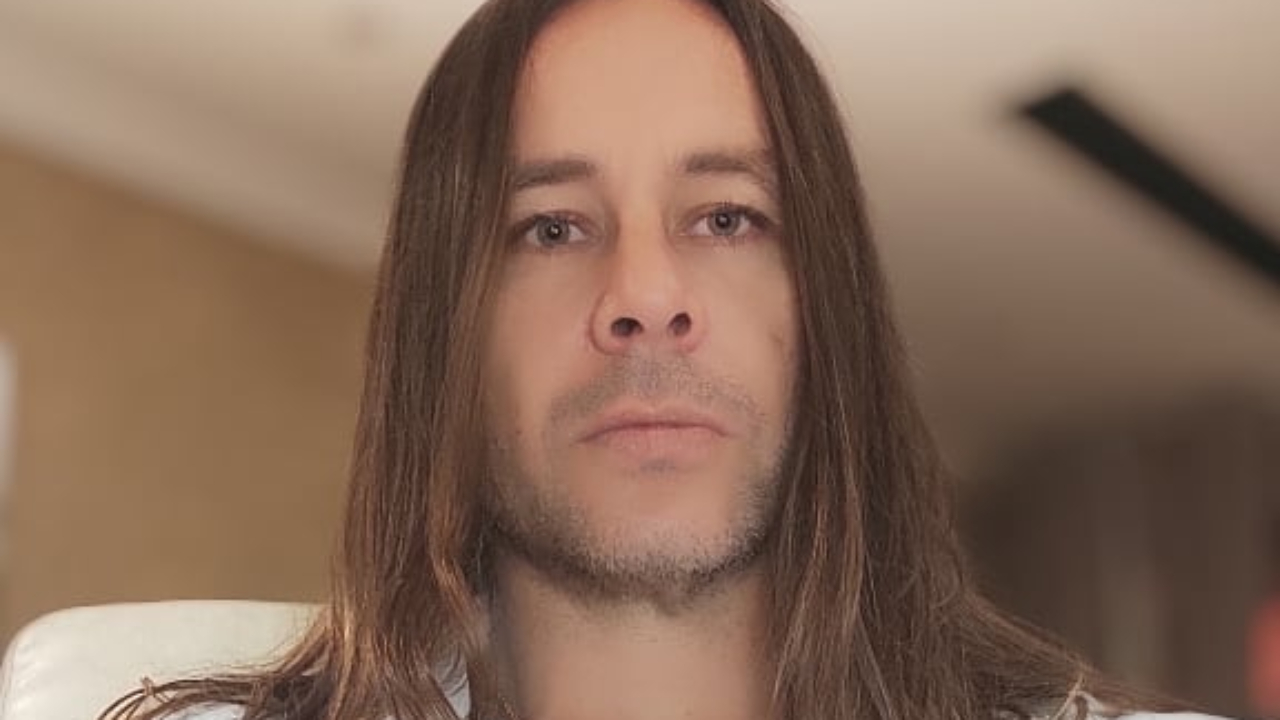 Theo Becker é detonado após dizer que tentou ser gay, mas não conseguiu: ”Ser inteligente é uma escolha”