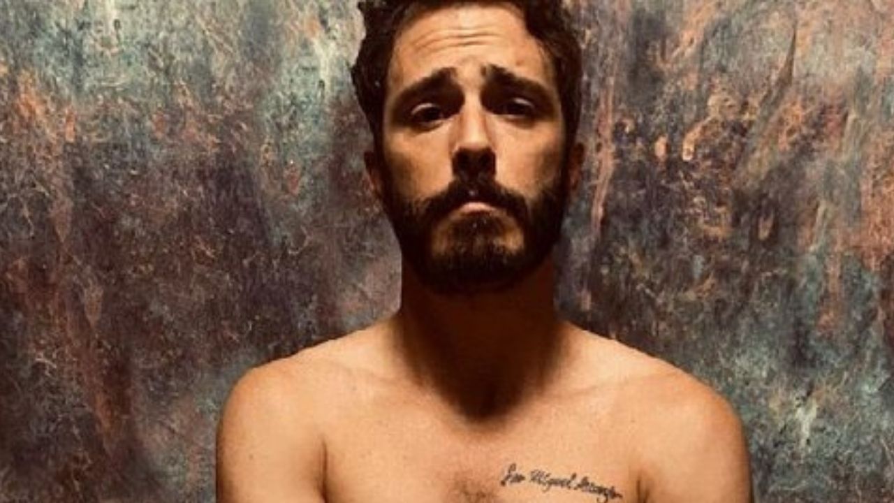 Apenas de toalha, Thiago Rodrigues exibe corpão nas redes sociais: “À espera da água quente”