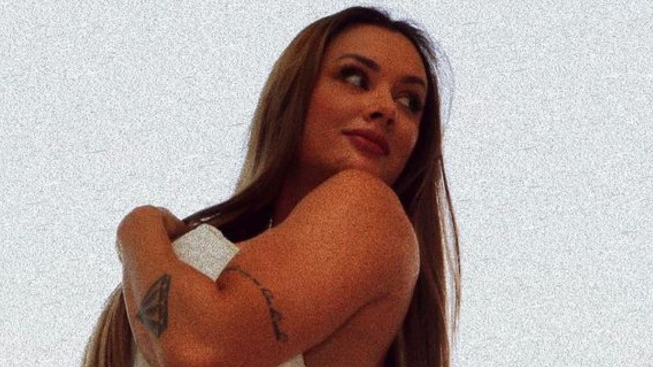 Ousada, Juju Salimeni surge completamente pelada e cobre apenas o necessário com edredom: “Uma deusa”