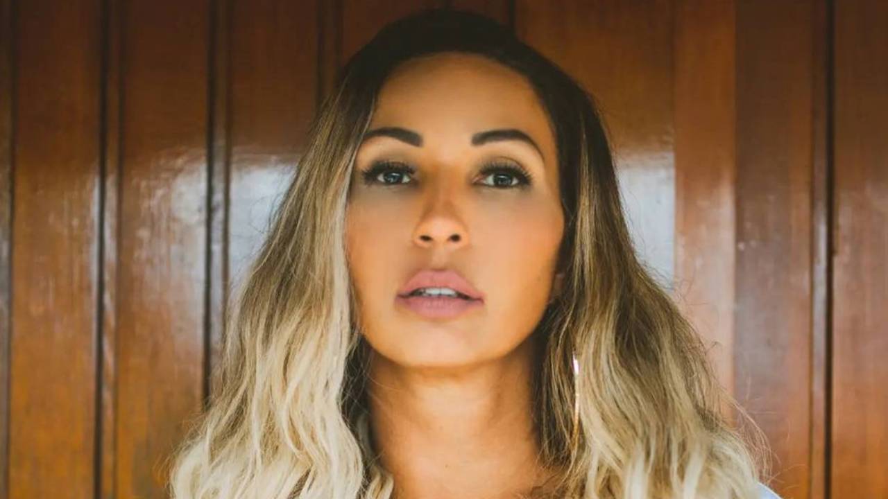 Sem nada por baixo, Valesca Popozuda abre a camisa e quase deixa seios escaparem: “Mostra mais”