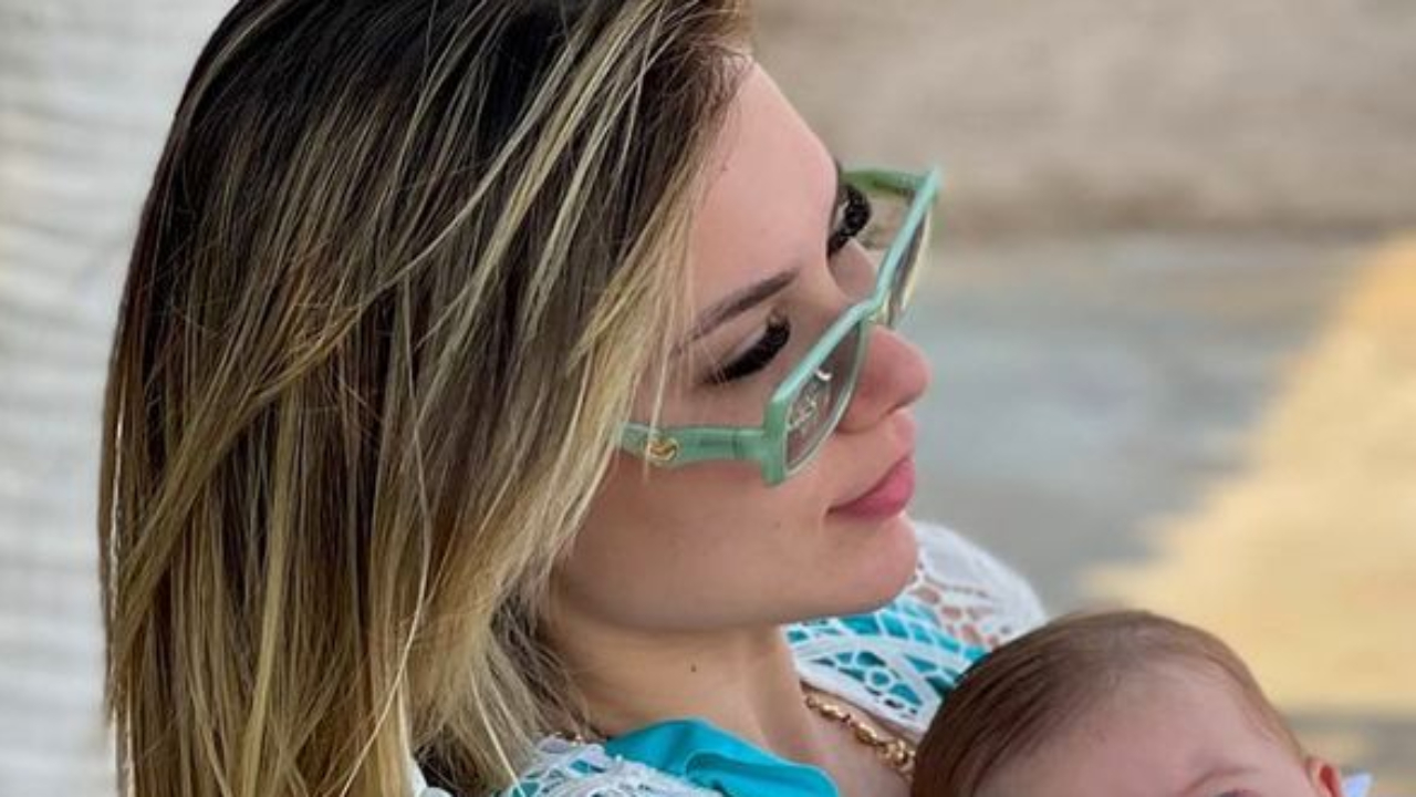 Após perder o pai, Virginia Fonseca posa reflexiva ao lado da herdeira e deixa fãs apreensivos: “Amor”