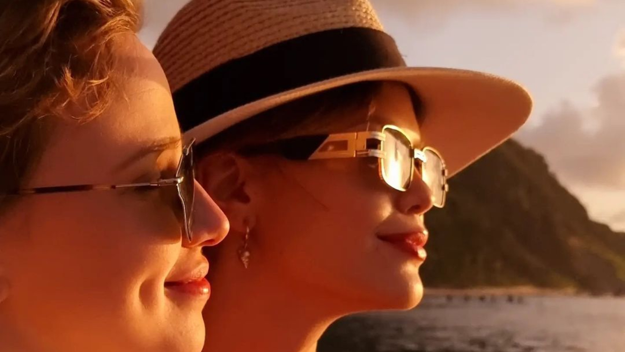 Em clima de romance, Vitória Strada e Marcella Rica trocam beijo de cinema e fãs se derretem: ”Não aguento”