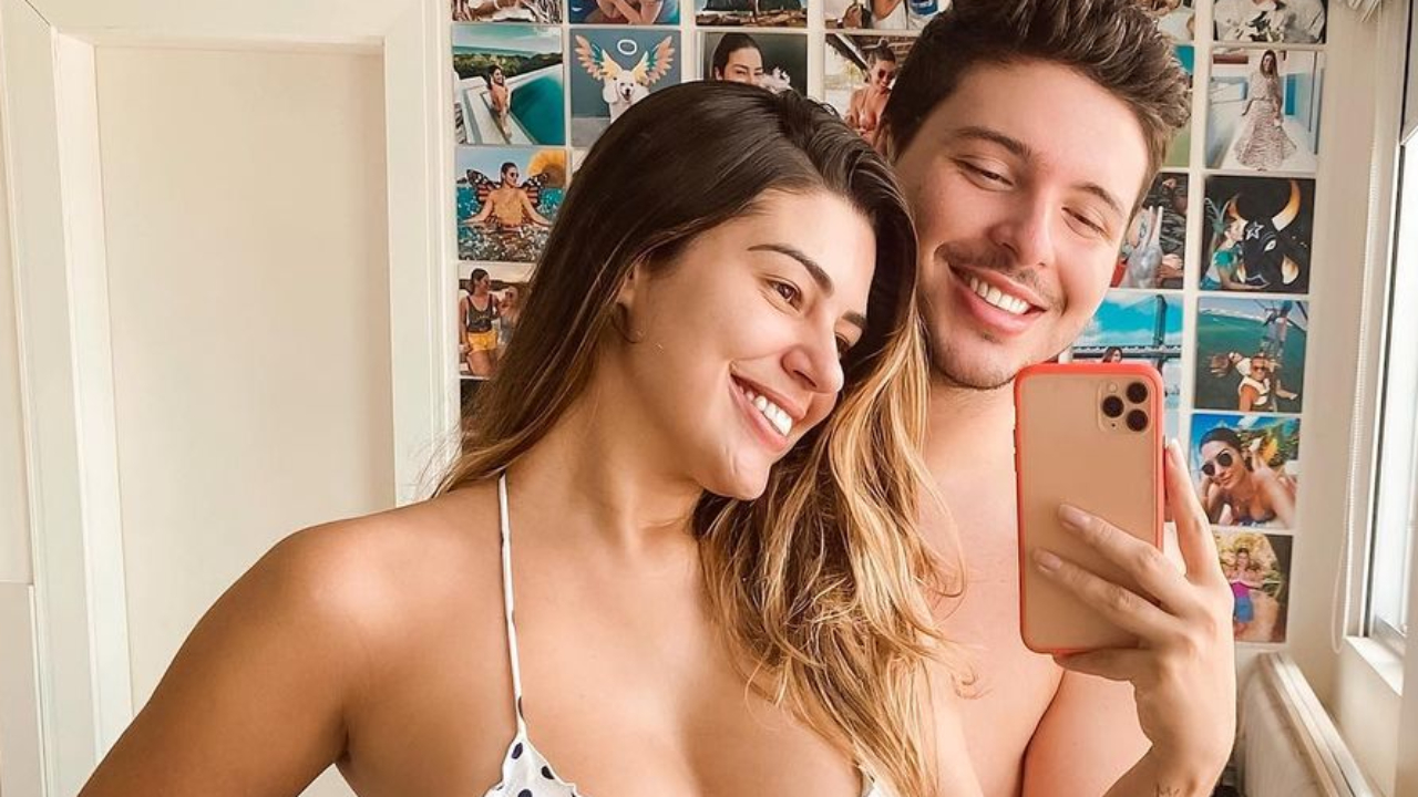 De biquíni, ex-BBB Vivian Amorim ganha carinho no barrigão enorme e coleciona suspiros: “Quarto mês!”
