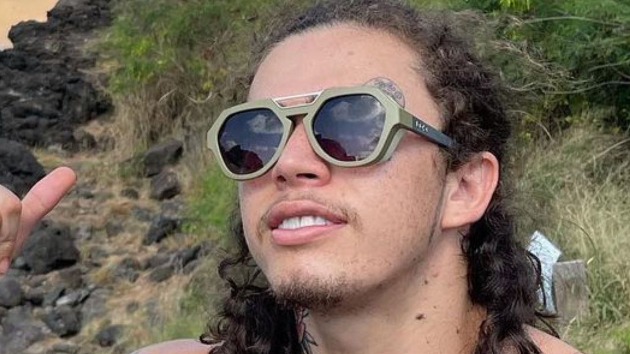 Na praia, Whindersson Nunes exibe abdômen sarado em clique só de sunga e deixa seguidores babando: “Gostoso”