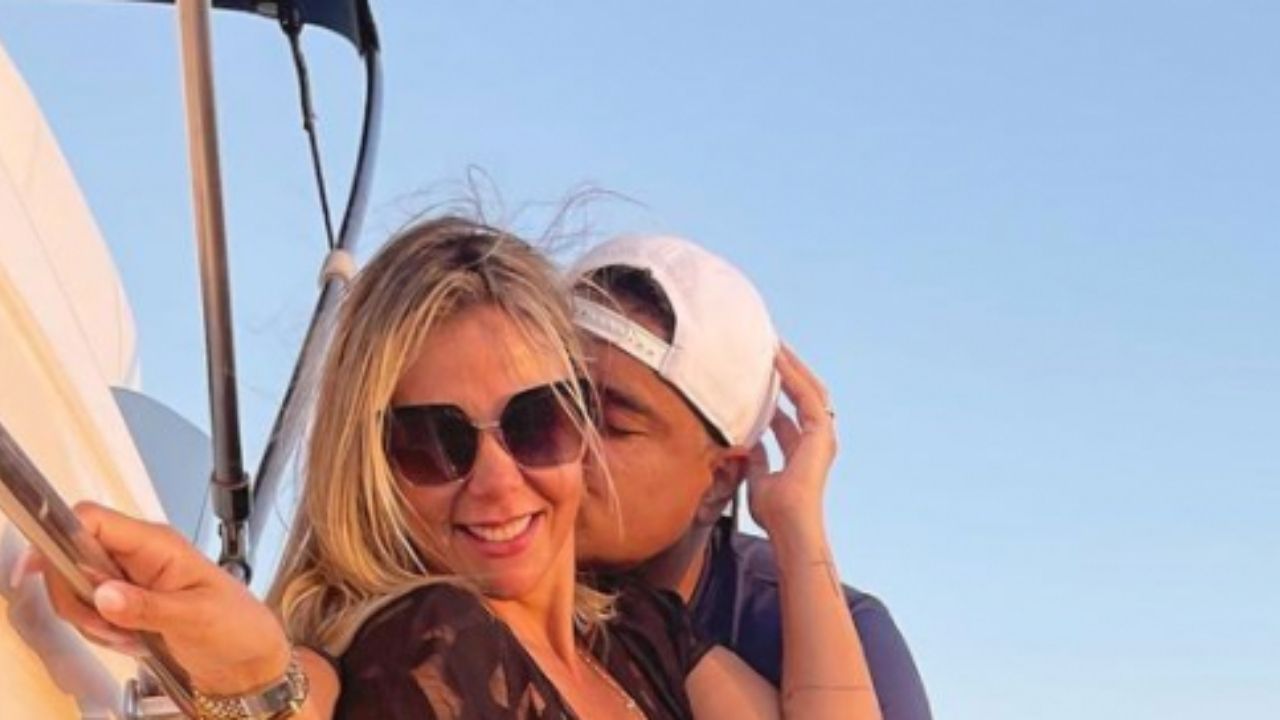 Em clima quente, Carla Perez ganha carícias de Xanddy em passeio luxuoso de barco: “É pra passar mal”