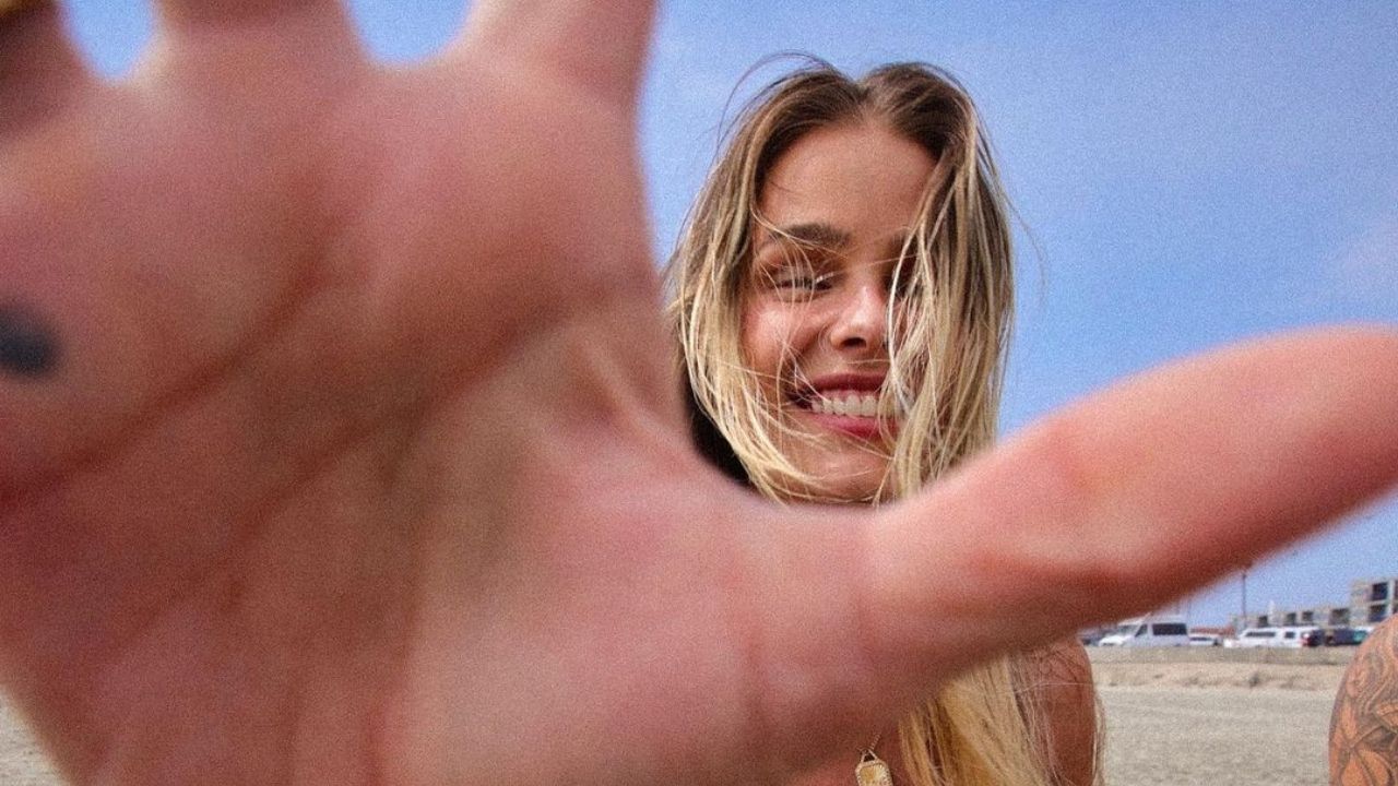 De biquíni mínimo, Yasmin Brunet ostenta cinturinha PP e vira alvo de elogios na web: “Impecável”